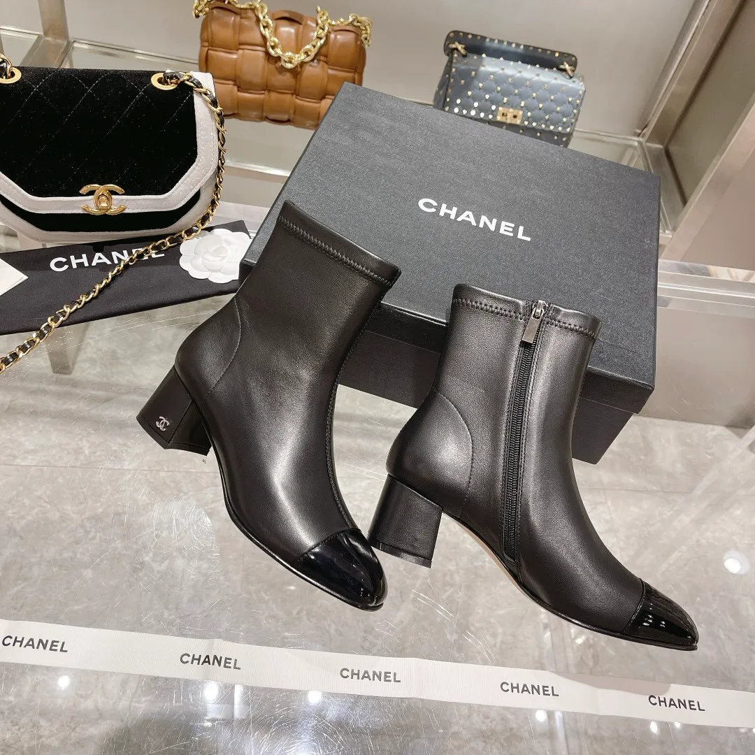 👟👟Ex-factory price 620👟👟 👑Chanel Chanel Xiaoxiang Wannian classic stitching thick heel short boots. 🔻Interpretation of elegant little fragrance〰️Super textured style, low-key but not simple, elegant and noble, especially the small double CLOGO embellishment on the heel, and the simple splicing of different materials on the toe casually reveal elegance and sophistication. It feels like walking on the ground without tiring your feet at all👌🏻. 👟👟👟👟The upper is made of imported Italian lambskin🐑, the lining is lambskin, and the Italian cow leather outsole. Heel height: 5cm. size: 35-39 (34, 40 can be customized)